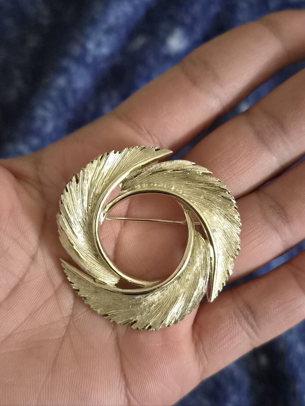 Vintage Gold Tone Textured Swirl Wreath Brooch Pin